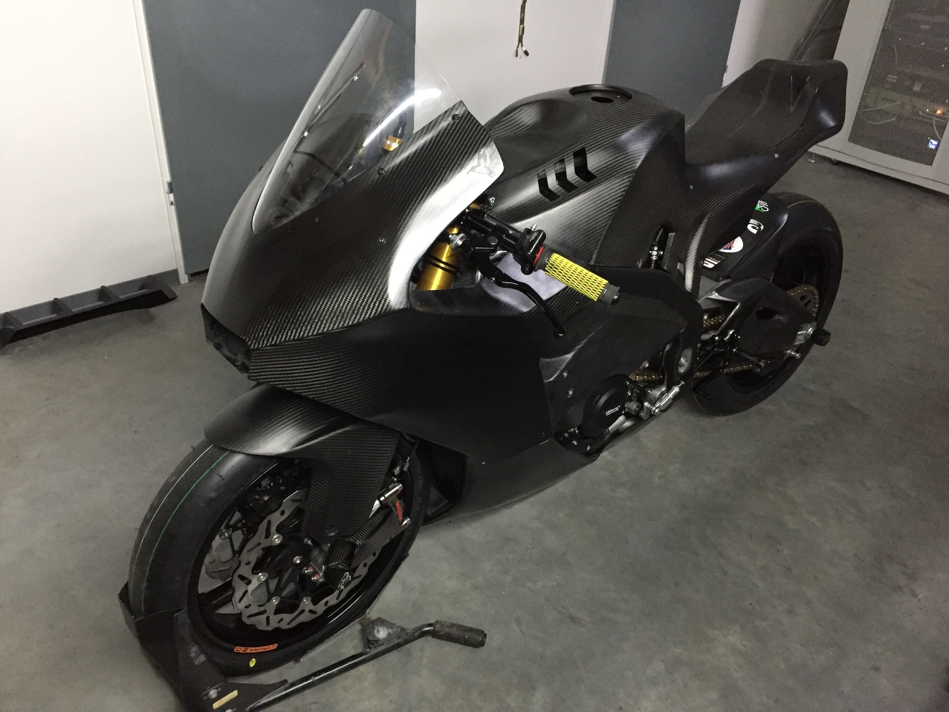 Aprilia RSV4 von vorne mit Carbonteilen - Carbon Sigl Detailansicht