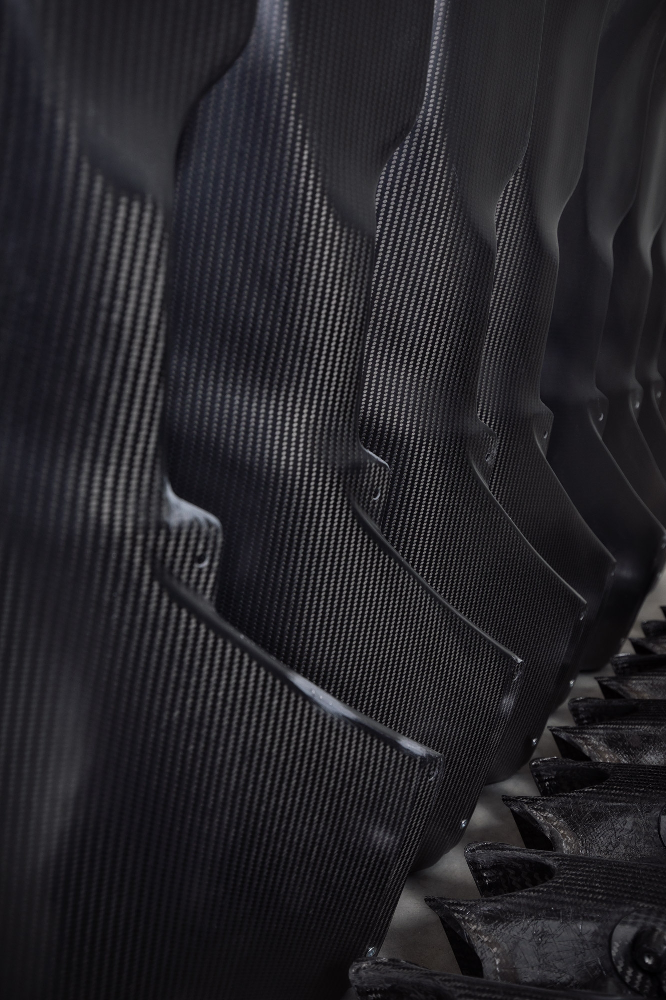 aneinandergereihte Carbonteile in Nahansicht - seitliche Perspektive -